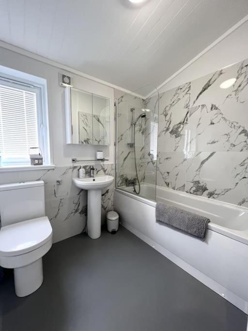 Diddly Squat Lodge With Hot Tub, Pendle View Holiday Park Clitheroe Extérieur photo