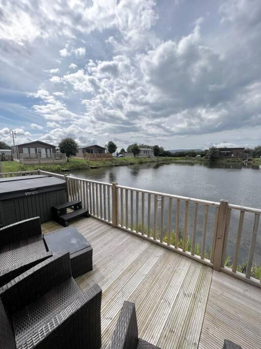 Diddly Squat Lodge With Hot Tub, Pendle View Holiday Park Clitheroe Extérieur photo