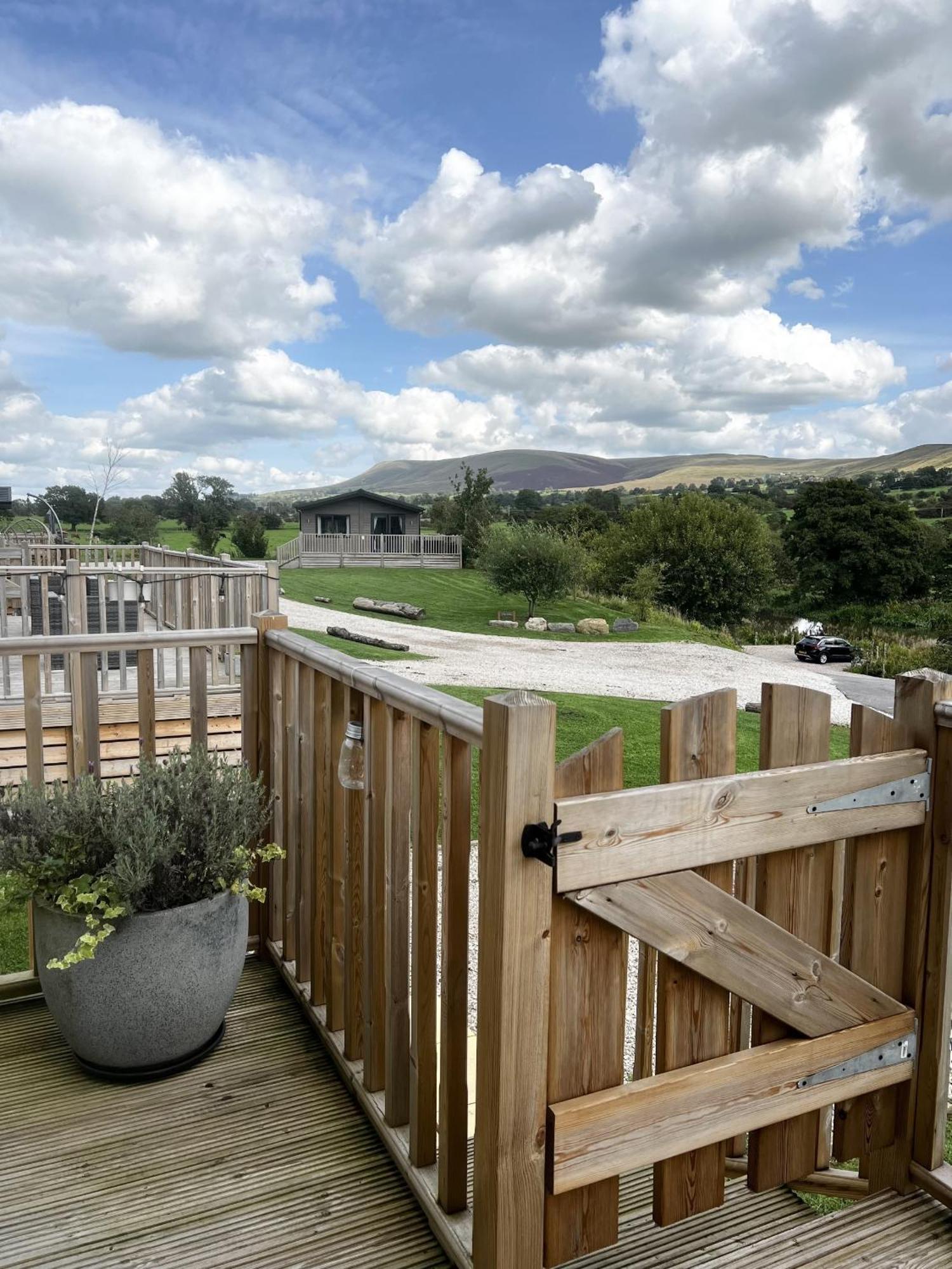 Diddly Squat Lodge With Hot Tub, Pendle View Holiday Park Clitheroe Extérieur photo