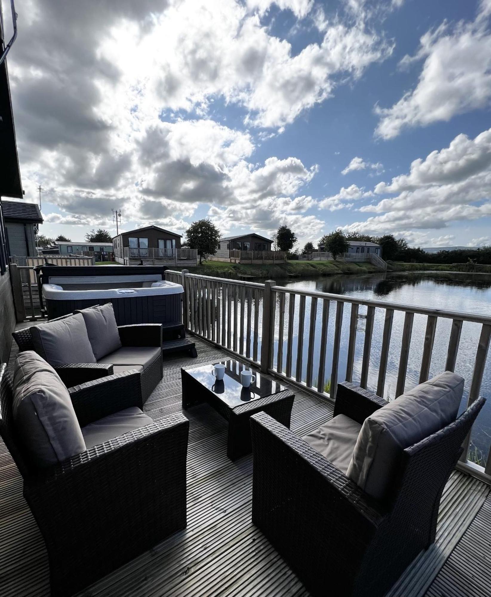 Diddly Squat Lodge With Hot Tub, Pendle View Holiday Park Clitheroe Extérieur photo
